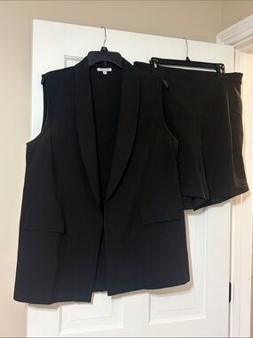 WHITE BIRCH - Sleeveless Black Blazer & Shorts Set - Classic Tailored Look